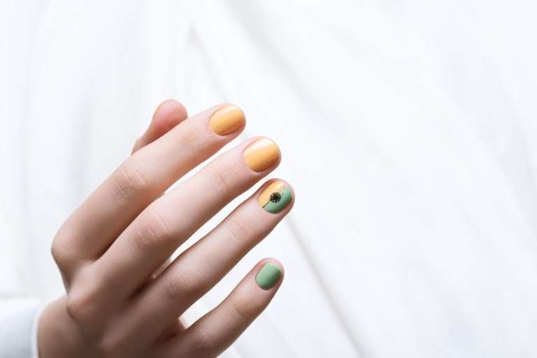 Nail art orange et vert sur ongles courts